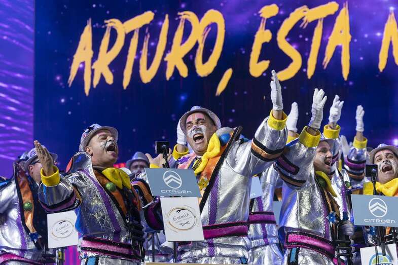 Murga Los Nietos de Sarymanchez, anoche en la fase final del concurso de murgas/TA.